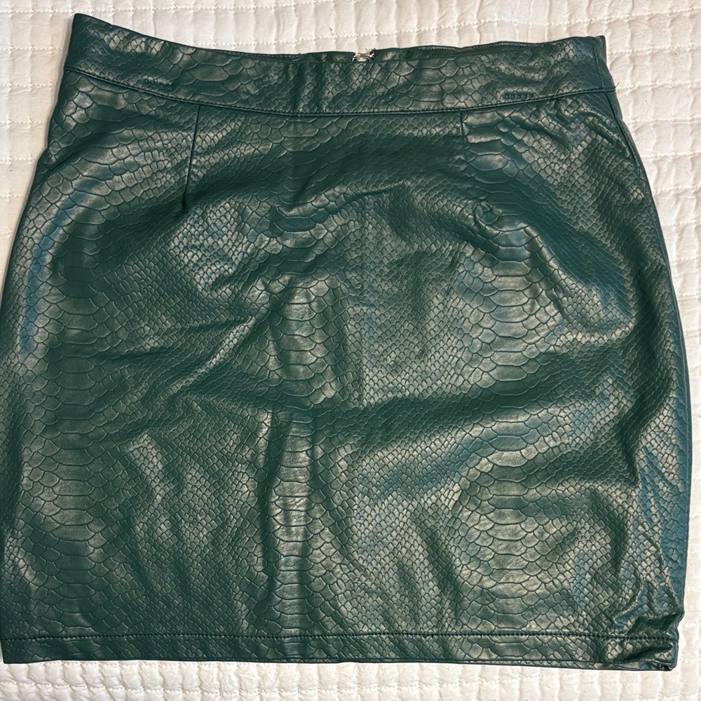 Shinestar Green Snake Print Mini Skirt,‎ Size Medium